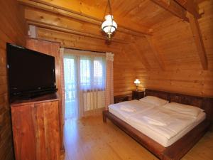 A bed or beds in a room at Zrubová chata Tatry