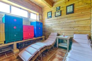 pokój z krzesłami i stołem w drewnianym domku w obiekcie Chalupa Milešín 