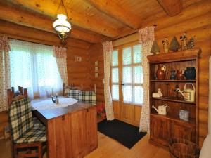 ein Badezimmer mit einem Waschbecken in einer Blockhütte in der Unterkunft Zrubová chata Tatry in Stará Lesná