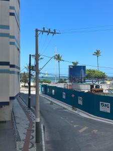 uma rua vazia ao lado de um edifício com uma parede azul em APARTAMENTO SANTORINI 30m DO MAR em Balneário Camboriú