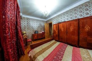 Un dormitorio con una cama grande y una lámpara de araña. en guest house mari, en Kutaisi
