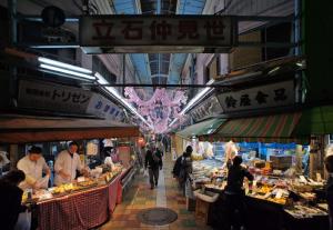 een markt met mensen die door een markt met voedsel lopen bij Takano Private Rental House - Vacation STAY 32311v in Tokyo