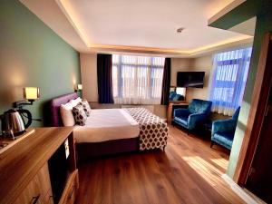 Habitación de hotel con cama y silla en The Han Residence Haliç en Estambul