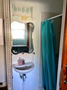 bagno con lavandino e specchio di Extraordinary Boat House a Las Zocas