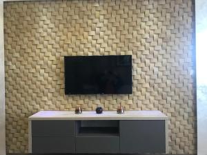 una parete con TV a schermo piatto di VIP Apartman NENA Zlatibor a Zlatibor