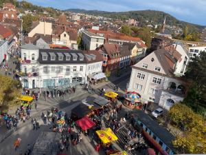 una vista aérea de una concurrida calle de la ciudad con gente en Ferienwohnung am Park, en Lahr