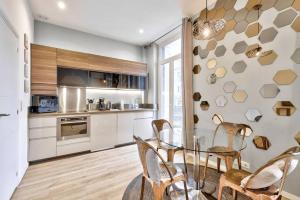 een keuken met een glazen tafel en een aantal stoelen bij Magnifique T2 dans l'hyper centre - rue d'Antibes in Cannes