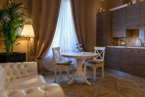 - une cuisine avec une table, des chaises et un canapé dans l'établissement Dolce Casa Villa Laura, à Bologne