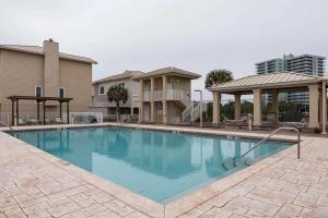 une grande piscine en face d'une maison dans l'établissement Portside Villas unit 17 - Beach Life, à Pensacola Beach