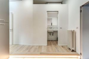 Il comprend une cuisine ouverte avec des murs blancs et du parquet. dans l'établissement Vatican Portrait Suites, à Rome 24 autres photos