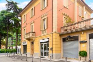 un bâtiment jaune et rose dans une rue dans l'établissement Dolce Casa Villa Laura, à Bologne