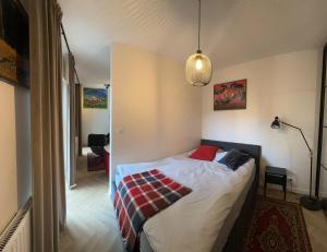 1 dormitorio con 1 cama en una habitación con lámpara en Apartament Mazagran en Zamość