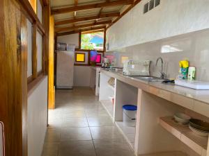 een keuken met een wastafel en een koelkast bij Jardin Pacifico in Canoa