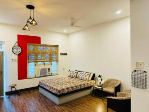 Tempat tidur dalam kamar di AnandMai Ghar - A Homestay in Gwalior