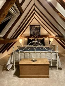 ein Schlafzimmer mit einem Bett im Dachgeschoss in der Unterkunft Chestnut Tree Cottage, 7 High Street in Ardingly
