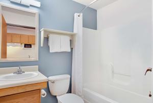 uma casa de banho com um WC branco e um lavatório. em Extended Stay America Select Suites - Fort Myers - Northeast em Fort Myers