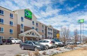 grupa samochodów zaparkowanych przed hotelem w obiekcie Extended Stay America Select Suites - Colorado Springs w mieście Colorado Springs
