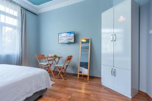 安塔利亞的住宿－Antalya B&B Hotel，一间卧室配有一张床和一张桌子及椅子