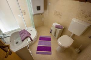 mała łazienka z umywalką i toaletą w obiekcie Apartment Niko Kaštel Stari w mieście Kaštela