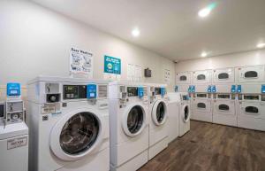 克利爾沃特的住宿－Extended Stay America Suites - Clearwater，洗衣房配有白色洗衣机和洗衣机