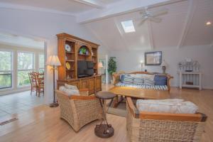 een woonkamer met een bank en een tafel bij 371 Tarpon Blvd in St. Helena Island