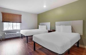 Un pat sau paturi într-o cameră la Extended Stay America Select Suites - Atlanta - Alpharetta
