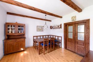 eine Küche und ein Esszimmer mit einem Tisch und Stühlen in der Unterkunft Mlýn Kamenice in Klučenice