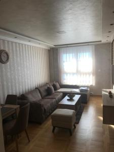 - un salon avec un canapé et une table dans l'établissement VIP Apartman KIKA Zlatibor, à Zlatibor