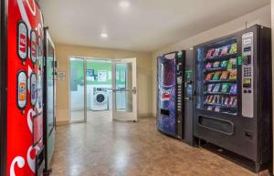 uma sala com duas máquinas de venda automática com refrigerantes e bebidas em Extended Stay America Select Suites - Atlanta - Alpharetta em Alpharetta