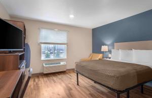 une chambre d'hôtel avec un lit et une fenêtre dans l'établissement Extended Stay America Suites - Atlanta - Lithia Springs, à Lithia Springs