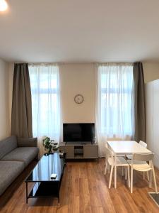 un soggiorno con divano e tavolo di Harmony Apartment at U6-Metro Vienna a Vienna