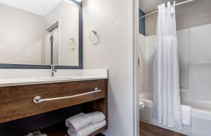 La salle de bains est pourvue d'un lavabo, de toilettes et d'un miroir. dans l'établissement Extended Stay America Premier Suites - Charlotte - Pineville - Pineville Matthews Rd., à Charlotte