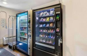 una máquina expendedora llena de bebidas en Extended Stay America Select Suites - Akron - South en Portage Lakes