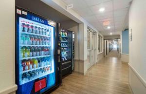 una máquina expendedora de bebidas en el pasillo de un hospital en Extended Stay America Suites - Charlotte - Matthews, en Charlotte