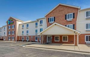 a hotel with a parking lot in front of it at Extended Stay America Select Suites - Cleveland - Mentor in Mentor