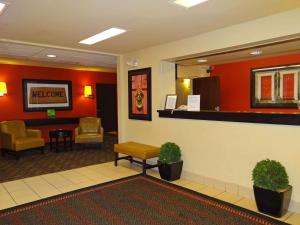 um átrio com uma sala de espera com cadeiras e um espelho em Extended Stay America Suites - Raleigh - Midtown em Raleigh
