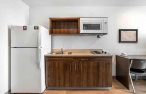 Ett kök eller pentry på Extended Stay America Select Suites - Beaumont