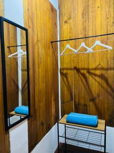 Blue House في بويرتو إسكونديدو: غرفة مع مرآة ومقاعد مع الحصير الزرقاء