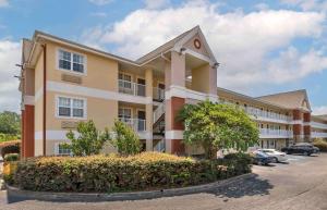 Un gran edificio con coches aparcados en un estacionamiento. en Extended Stay America Select Suites - Columbia - Ft Jackson, en Columbia