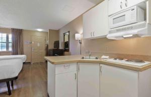 eine Küche mit einem Waschbecken und ein Bett in einem Zimmer in der Unterkunft Extended Stay America Select Suites - Columbia - Ft Jackson in Columbia