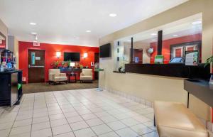 a waiting room at a fast food restaurant at Extended Stay America Suites - Philadelphia - Cherry Hill in Maple Shade