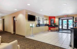 a lobby of a hospital with a waiting room at Extended Stay America Suites - Philadelphia - Cherry Hill in Maple Shade