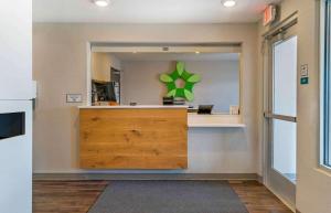 um balcão com uma estrela verde na parede em Extended Stay America Suites - Detroit - Rochester Hills em Rochester Hills