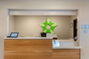 ein Büro mit einem Schreibtisch und einem Laptop darauf in der Unterkunft Extended Stay America Select Suites - Charlotte - Northlake in Charlotte