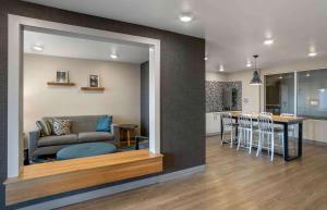 ein Wohnzimmer und eine Küche mit einer Couch und einem Tisch in der Unterkunft Extended Stay America Select Suites - Charlotte - Northlake in Charlotte