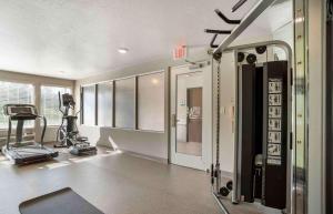 ein Raum mit einem Fitnessstudio mit Laufband und Spiegel in der Unterkunft Extended Stay America Select Suites - Charlotte - Northlake in Charlotte