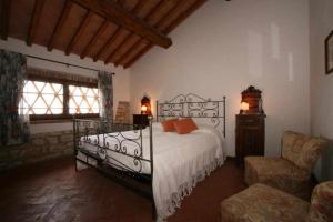 1 dormitorio con 1 cama, 1 sofá y 1 silla en Agriturismo San Silvestro, en San Donato in Poggio