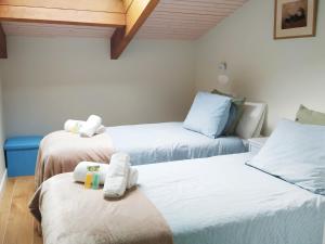 a room with two beds with towels on them at el Atico de la Camara, centro Aviles, nuevo a estrenar in Avilés
