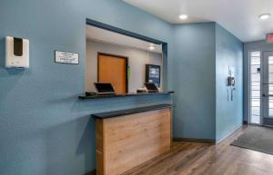 una sala d'attesa con due computer portatili su una parete blu di Extended Stay America Select Suites - Indianapolis - West ad Avon