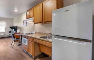een keuken met een witte koelkast en een wastafel bij Extended Stay America Select Suites - Indianapolis - West in Avon